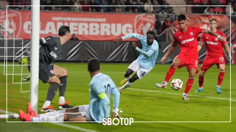 SBOTOP: Mees Hilgers Tak Berdaya | FC Twente Terkalahkan 0-2 oleh Lazio di Laga Eropa