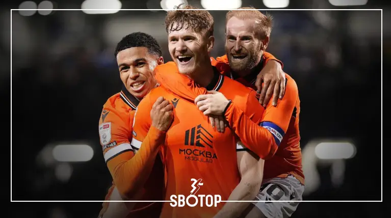 SBOTOP_-Michael-Smith-Mencetak-Gol-Indah-dalam-Kemenangan-yang-Membalikkan-Keadaan